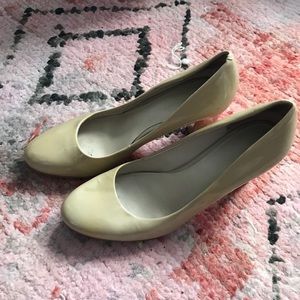 Nude heels / pumps